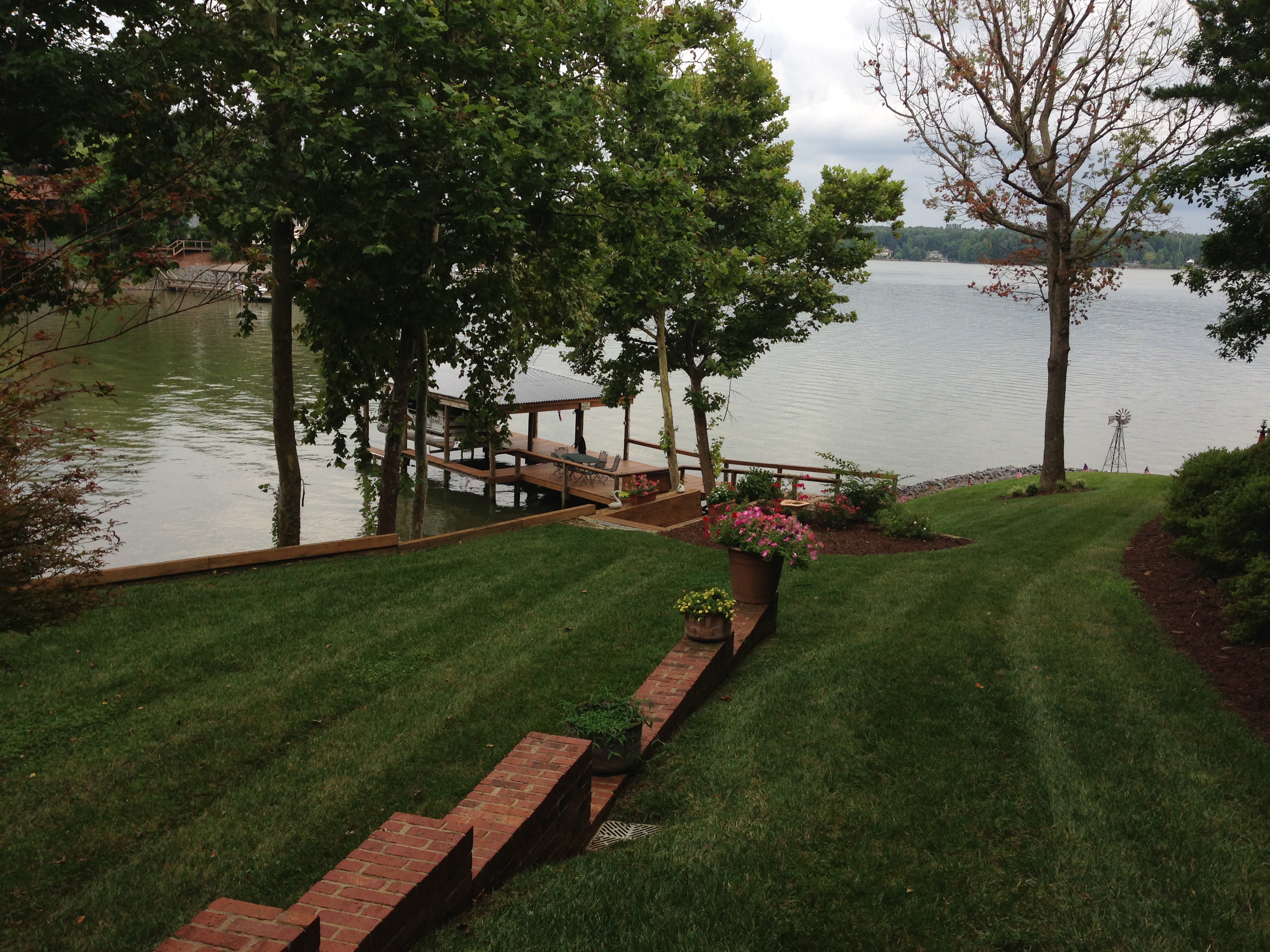 Astounding Surroundings Inc. / Professional Landscaping